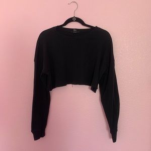black long sleeve crop top